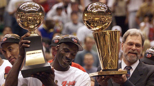 michael-jordan-phil-jackson-trophy